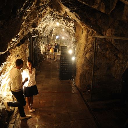 Sinfonia di sax, nel cuore della grotta dello spumante Trentodoc